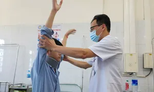 Đột ngột liệt chân tay sau nhiều giờ nằm xem điện thoại