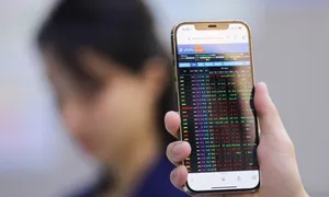 Chứng khoán chưa thoát sắc đỏ