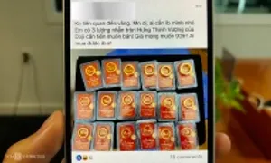 Người dân mua bán vàng trên chợ mạng